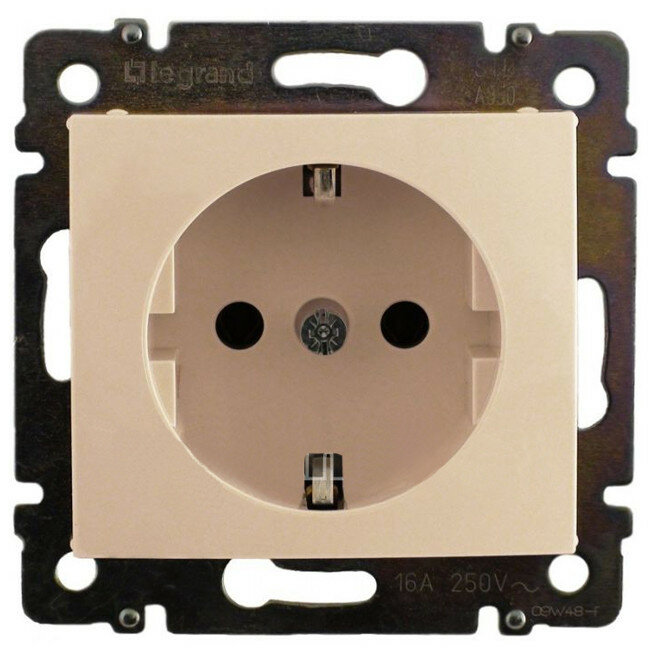 Legrand Valena Розетка 1ая с/з со шторками кремовая 774321(695613)